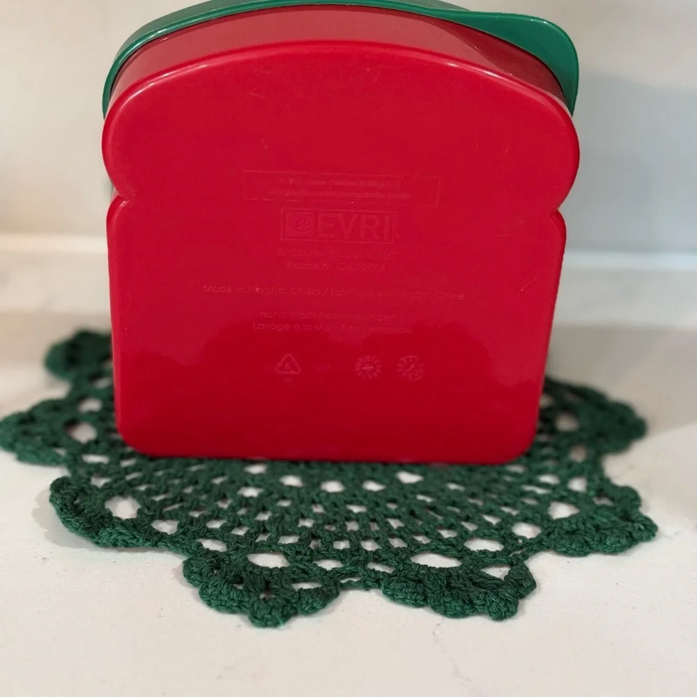 EVRI Red Plastic Sandwich Container - Picture 2 of 4